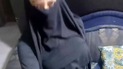 Real killer amateur Muslim Arabian Mom-I-would-Like-to-Fuck strokes spraying cream Gushy twat To climax firm In Niqab